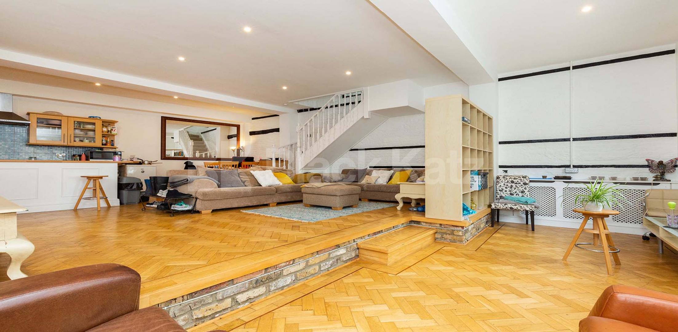 Stunning spacious 3 bed 2 bath with a huge lounge in Kentish Town. Highgate Road, Kentish Town